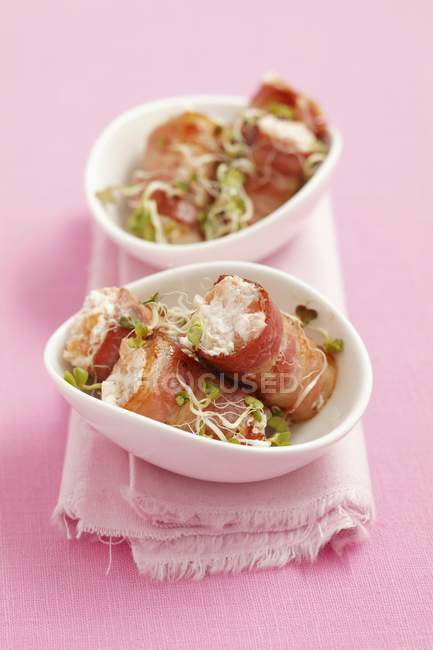 Rotoli di pancetta affumicata con salmone affumicato — Foto stock