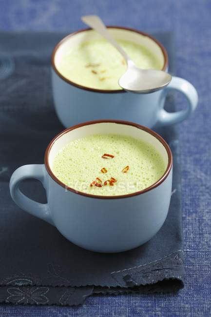 Cream of pea soup in cups — Stock Photo