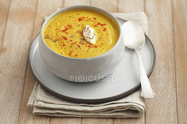 Crema de sopa de zanahoria con lentejas - foto de stock
