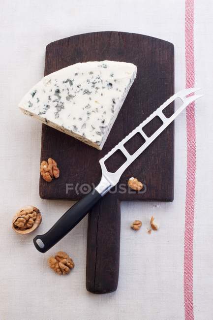 Синій сир і волоські горіхи — стокове фото