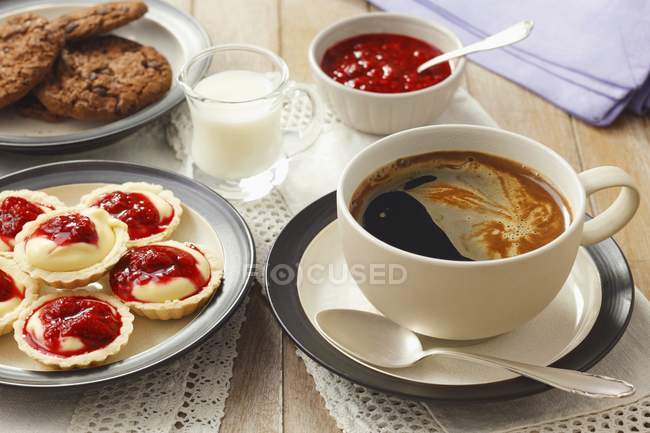 Café e mini tortinhas com mousse de baunilha — Fotografia de Stock