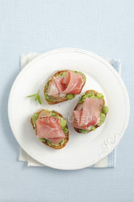 Crostini with broad beans and mint — Stock Photo