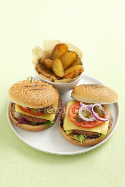 Cheeseburger com cunhas de batata — Fotografia de Stock