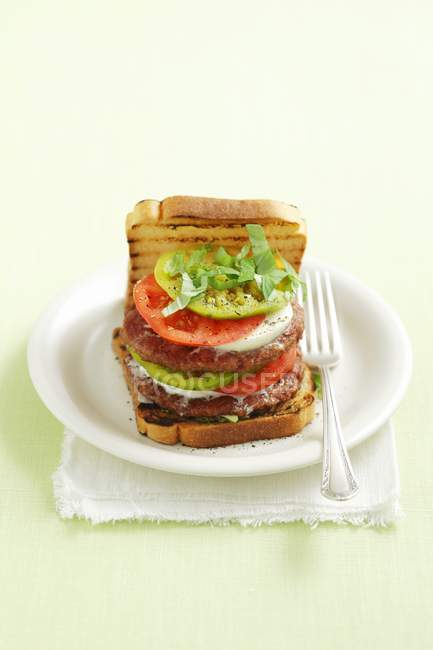 Hamburguesa con mozzarella y pesto - foto de stock