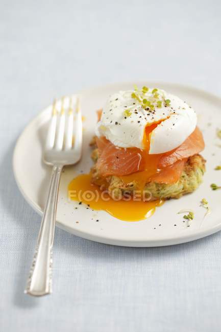 Courgette fritter with smoked salmon — Stock Photo