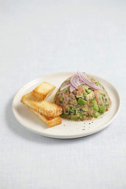 Копченый лосось и тартар из авокадо — стоковое фото