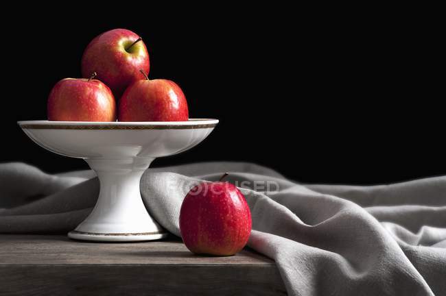 Manzanas rojas en soporte de pastel - foto de stock