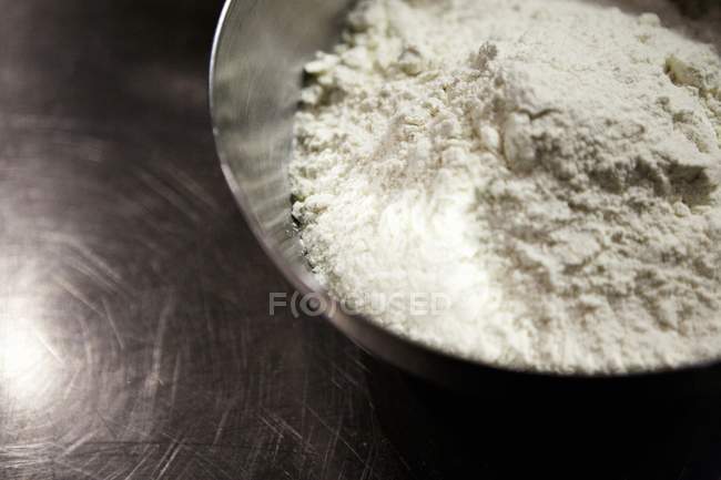 Farinha de trigo na tigela de mistura — Fotografia de Stock