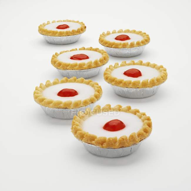 Cherry tarts in foil cases — Stock Photo