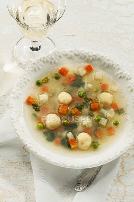 Elevated view of vegetable broth with Semolina dumplings — Stock Photo