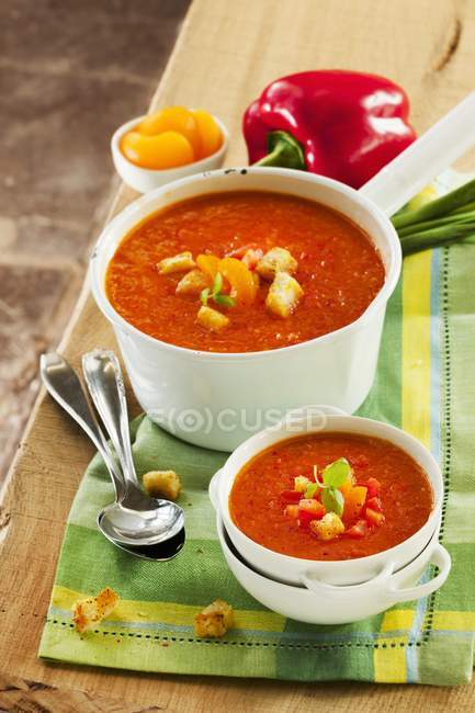 Перець і абрикосовий суп з грінками — стокове фото