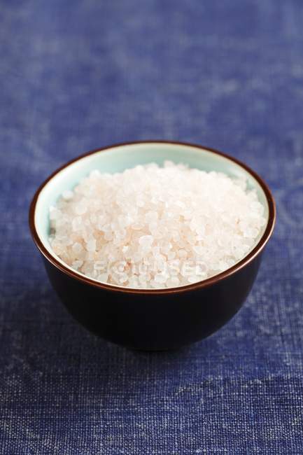 Гималайская соль в миске — стоковое фото