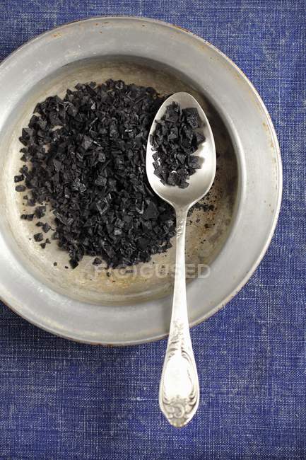 Sel de mer noir dans l'assiette — Photo de stock