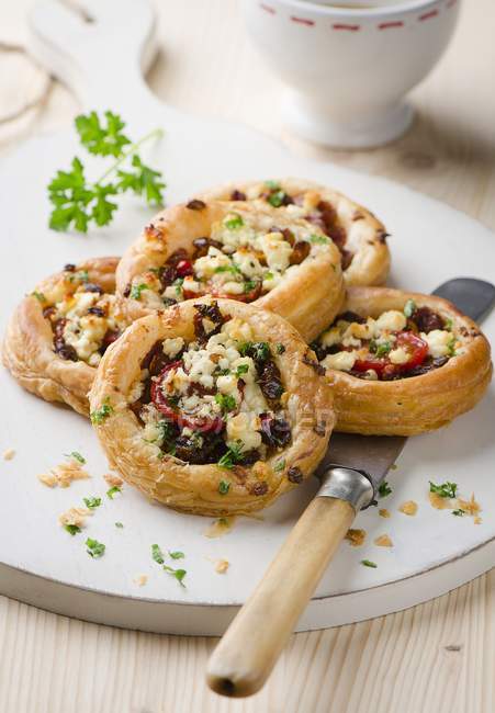 Puff pastry tartlets with tomato — Stock Photo