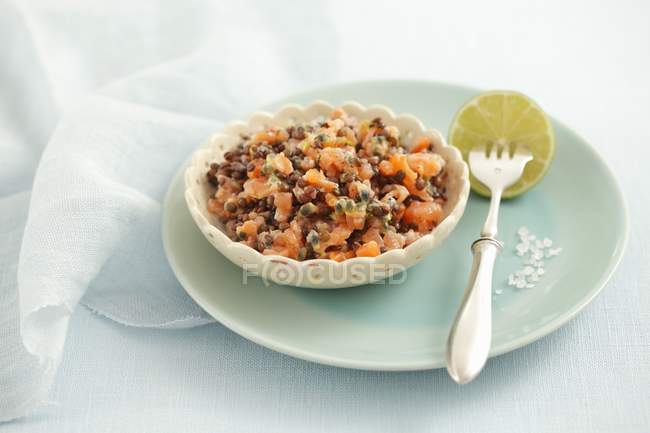 Salmone affumicato e tartare di lenticchie — Foto stock