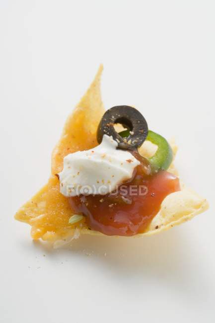 Nacho con queso sobre fondo blanco - foto de stock