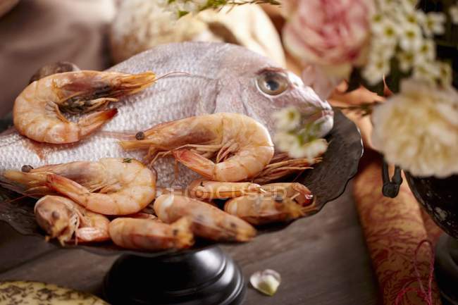 Roher Fisch und gekochte kalte Garnelen — Stockfoto