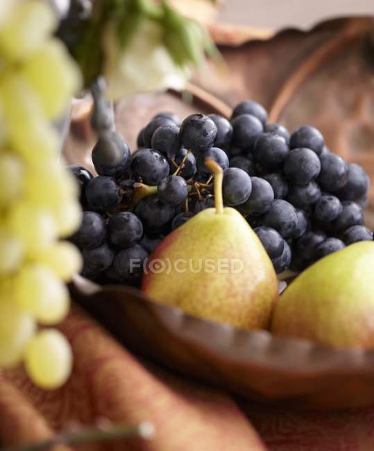 Poires et raisins dans le bol — Photo de stock