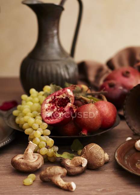 Surtido de frutas y verduras en una mesa rústica - foto de stock