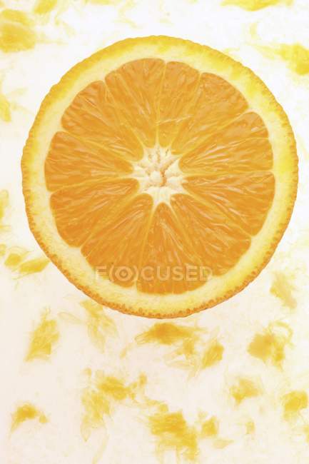 Половина свіжого апельсина — стокове фото