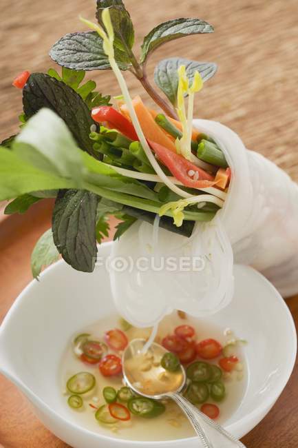 Rice paper roll filled with vegetables — Stock Photo