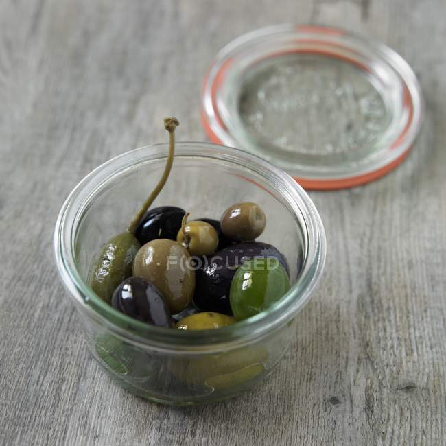 Olives en petit pot — Photo de stock