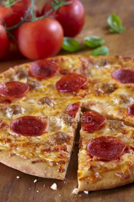 Pizza de pepperoni y salchichas - foto de stock