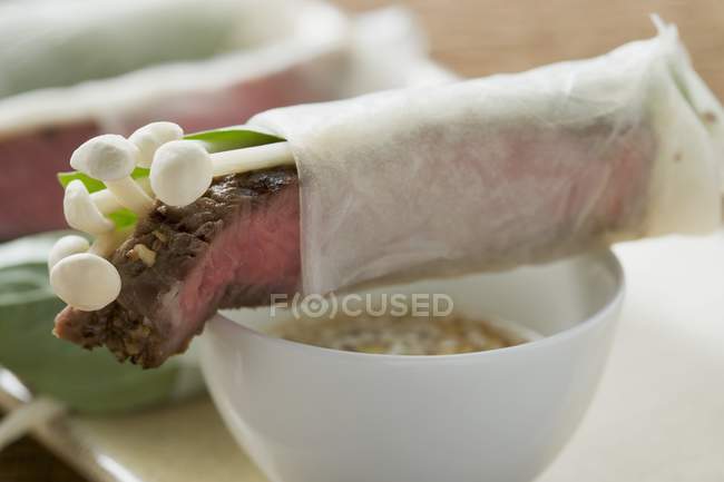 Rouleaux de papier de riz remplis de viande bovine — Photo de stock