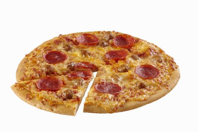 Pizza de pepperoni y salchichas - foto de stock