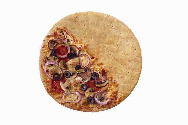Pizza mit Belag auf Weiß — Stockfoto