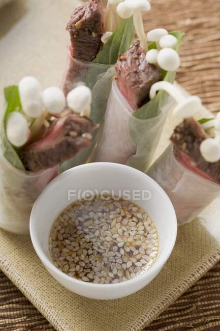 Rolos de papel de arroz cheios de carne bovina — Fotografia de Stock