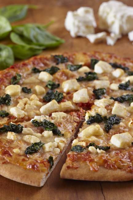 Espinacas y queso Feta Pizza - foto de stock