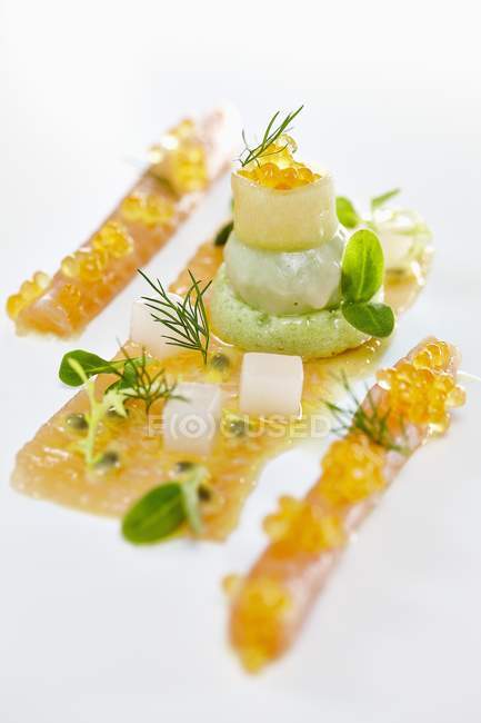 Caviale di salmerino con crema di avocado su superficie bianca — Foto stock