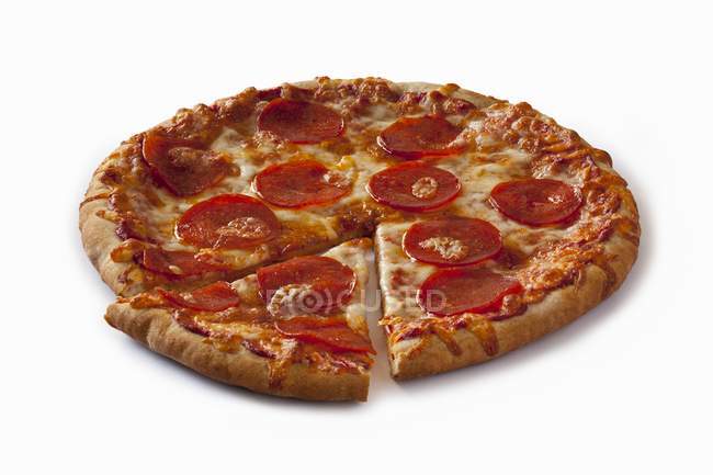 Pizza de Pepperoni en rodajas - foto de stock