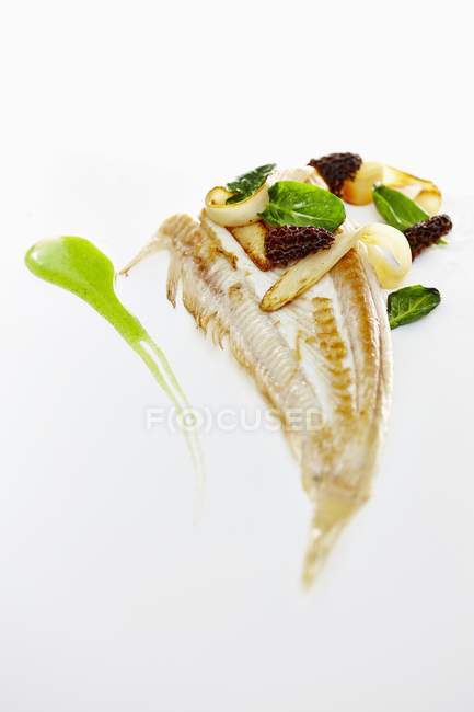 Trout fillet with asparagus and morel mushrooms — Stock Photo