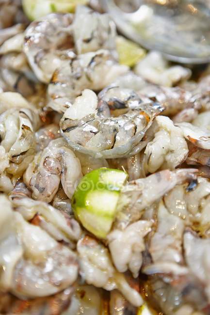 Fresh peeled prawns with lime — Stock Photo