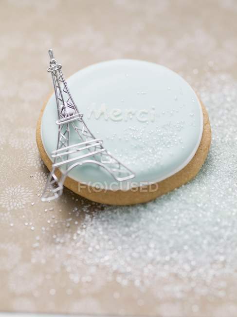 Vista close-up de biscoito com cobertura azul e a palavra Merci — Fotografia de Stock