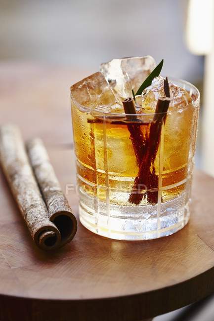 Cinnamon cocktail over ice — Stock Photo
