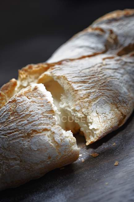 Pan blanco partido - foto de stock