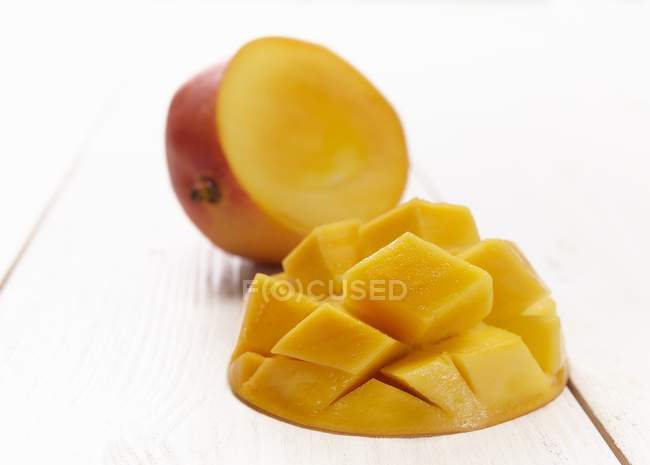 Mangue coupée en deux en morceaux — Photo de stock