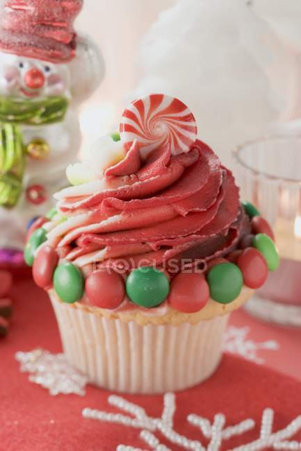 Cupcake décoré de bonbons — Photo de stock