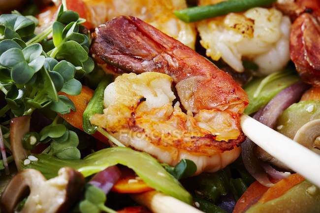 Vista close-up de camarão frito com legumes fritos — Fotografia de Stock