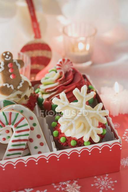 Cupcake e biscotti natalizi — Foto stock