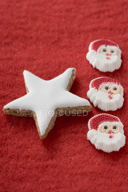 Cinnamon star cookie and Fathers Christmas — Stock Photo