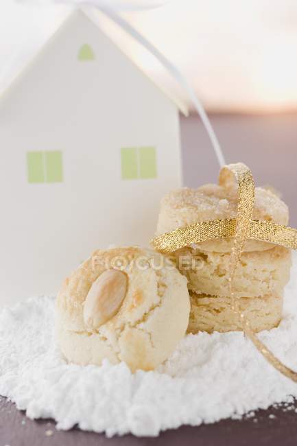 Biscotti di mandorle e casa — Foto stock