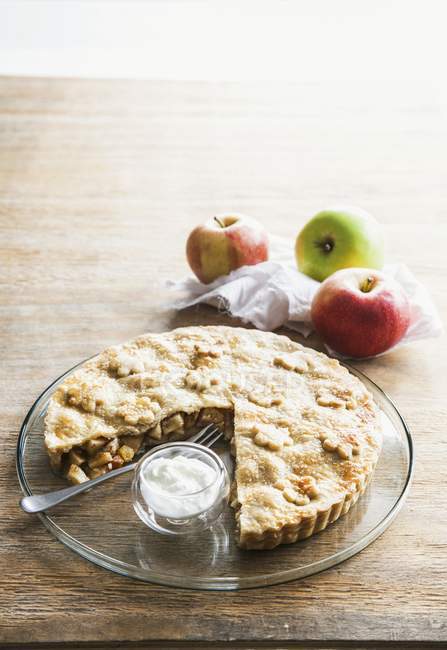 Tarta de manzana con crema - foto de stock