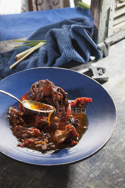 Carne di manzo con peperoncini sul piatto — Foto stock