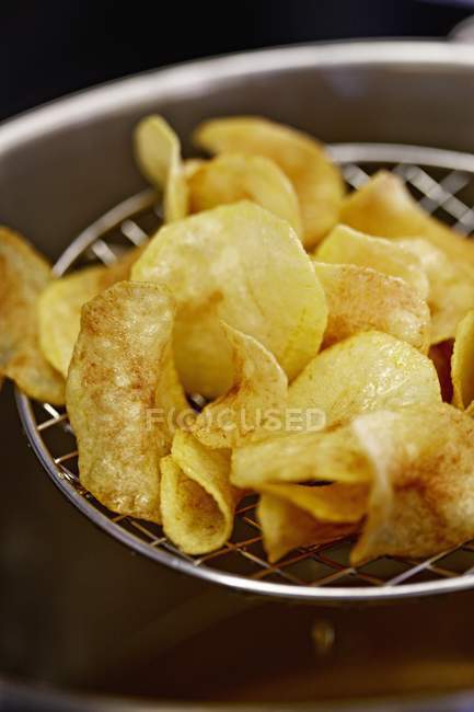 Making potato crisps on the rack — Stock Photo