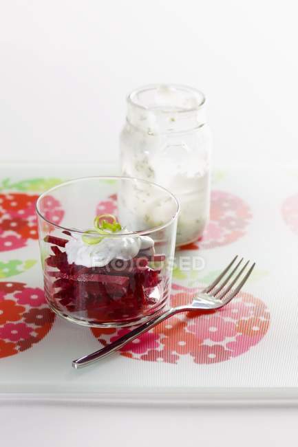 Beterraba com tzatziki na mesa com copo e garfo — Fotografia de Stock