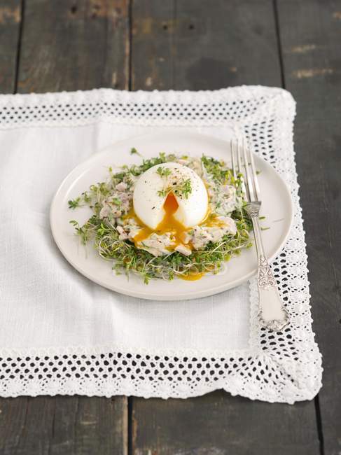 Poached egg with ham — Stock Photo